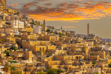 Obraz premium Ancient and stone houses of Old Mardin (Eski Mardin) with Mardin Castle, Located South Eastern of Turkey