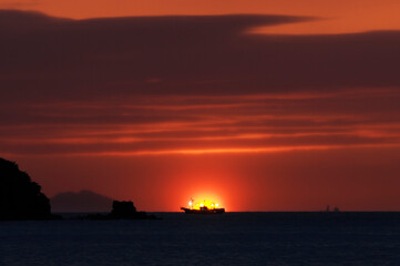 석양의 해와 어선의 아름다운 조화.