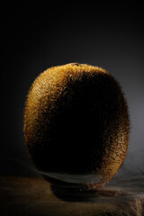 어두운 배경에 놓인 키위.