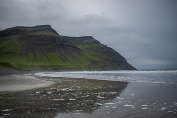 Obraz premium Beach in Iceland under misty sky