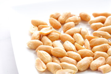 お酒のおつまみにぴったり、塩味がおいしいバターピーナッツ