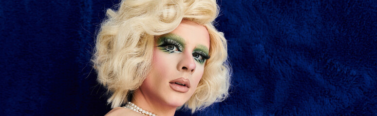 Naklejka premium A vibrant drag performer showcases unique fashion and bold makeup.