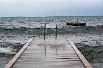 Obraz premium Bathing jetty in windy weather Vastanvik Motala Sweden