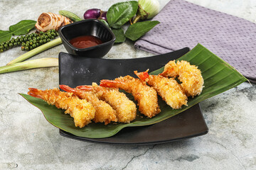 Shrimp tempura with spicy sauce