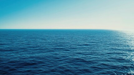 Fototapeta premium Blue horizon over the ocean, evoking feelings of peace and infinity.