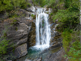 Naklejka premium Barranco y cascada del Asieso en el Valle de Tena Huesca