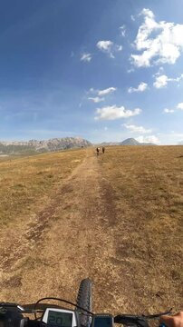 in bicicletta su prateria, altopiano di campo imperatore in abruzzo in Italia