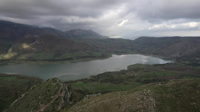 drone, vista su lago Rosamarina, Caccamo Sicilia, Italia
