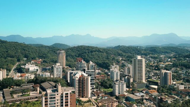 Vista a&eacute;rea de drone da cidade de Joinville com montanhas ao fundo