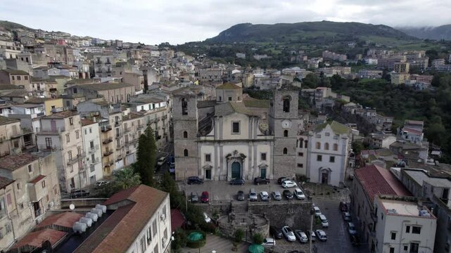 drone vista su  Chiesa di San Benedetto di  Caccamo, Sicilia, Italia. 
