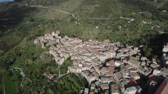 drone, vista su Collesano, Sicilia, Italia

