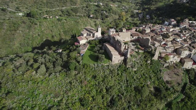 drone, vista su Collesano, Sicilia, Italia

