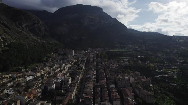 drone, vista su Collesano, Sicilia, Italia

