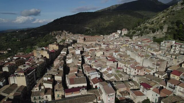 drone, vista su Collesano, Sicilia, Italia

