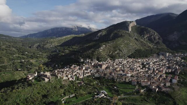 drone, vista su Collesano, Sicilia, Italia

