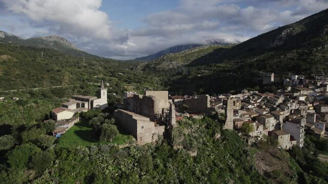 drone, vista su Collesano, Sicilia, Italia

