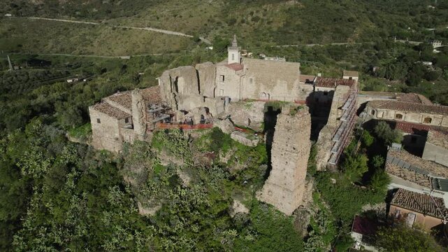 drone, vista su Collesano, Sicilia, Italia

