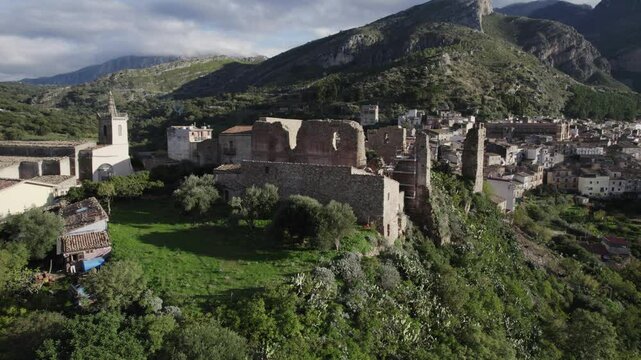 drone, vista su Collesano, Sicilia, Italia

