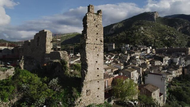 drone, vista su Collesano, Sicilia, Italia


