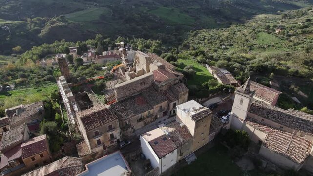 drone, vista su Collesano, Sicilia, Italia

