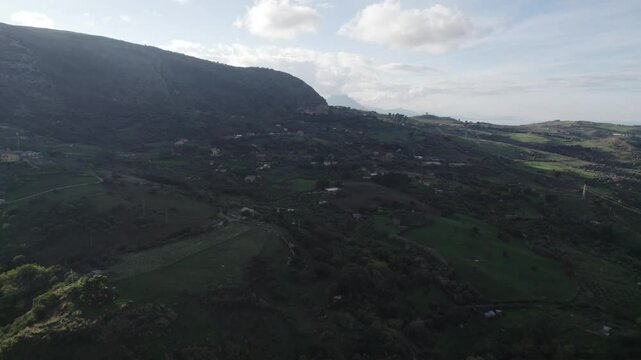 drone, vista su Collesano, Sicilia, Italia

