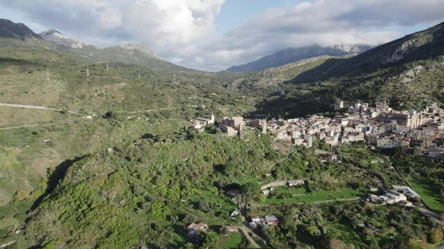 drone, vista su Collesano, Sicilia, Italia

