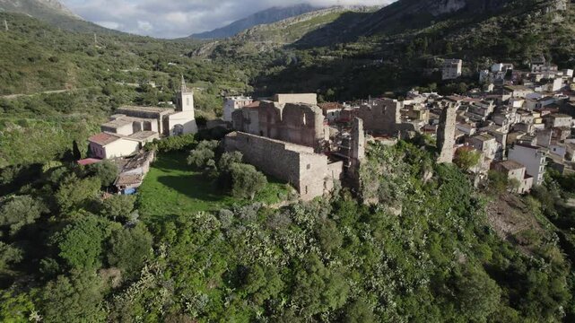 drone, vista su Collesano, Sicilia, Italia

