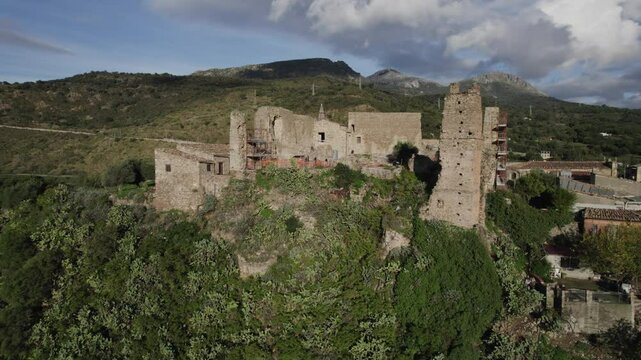 drone, vista su Collesano, Sicilia, Italia

