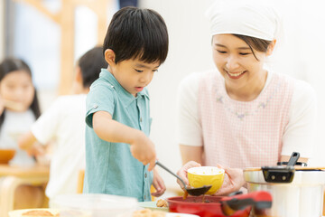 給食をよそう4歳の男の子