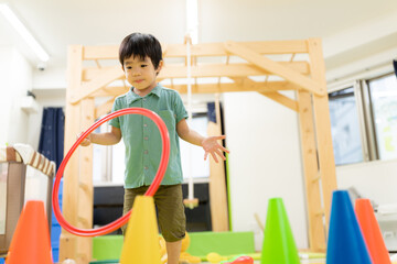 屋内保育施設で遊ぶ4歳の男の子