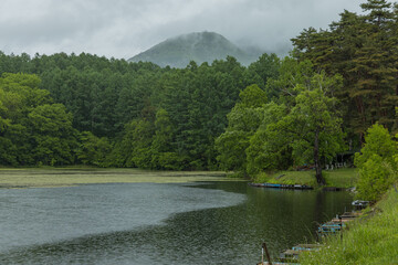 日本　長野県長野市の雨の中の飯綱湖と霧がかった飯縄山