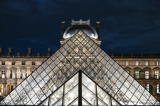 Paris : le mus&eacute;e du Louvre et la pyramide, de nuit.