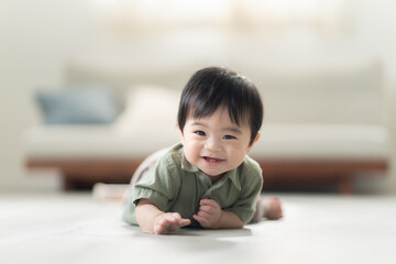 Naklejka premium ずりはいする0歳の男の子