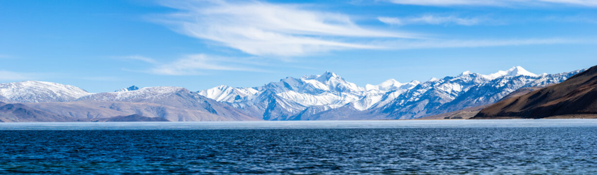 Himalayan lake Tso Moriri, Panorama Tso Moriri, Tsomoriri Wetland Conservation Reserve, Korzok, Changthang area, Ladakh, Jammu and Kashmir, India.