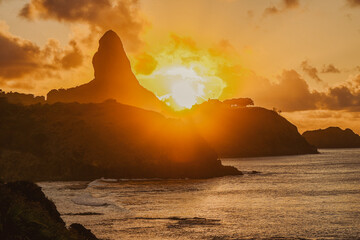 Vista de praia deserta em Fernando de Noronha, Pernambuco, Brasil
