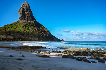 Vista de praia deserta em Fernando de Noronha, Pernambuco, Brasil