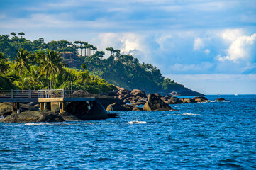 Vista da costa Sul de Ilhabela com a natureza ao fundo, mar e rochas