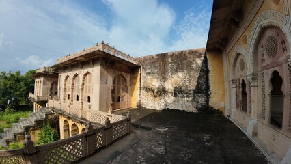 Fototapeta premium Maharaniyon Ki Chhatriyan, the archaeological site features traditional funeral monuments honoring royal women of the past.
