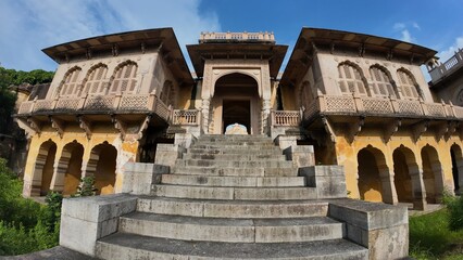 Obraz premium Maharaniyon Ki Chhatriyan, the archaeological site features traditional funeral monuments honoring royal women of the past.