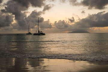 Fototapeta premium coucher de soleil, ile Silhouette, Iles Seychelles