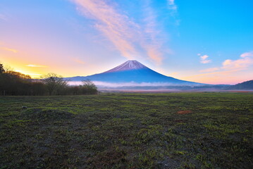 Fototapeta premium 朝霧高原付近から富士山を臨む