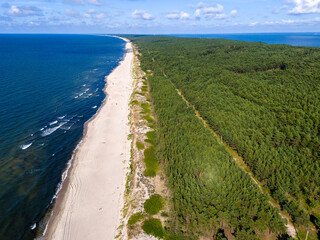 Zdjęcie lotnicze plaży nad morzem. Mierzeja Wiślana nad morzem Bałtyckim © hunter76