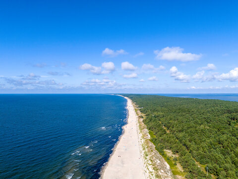 Zdjęcie lotnicze plaży nad morzem. Mierzeja Wiślana nad morzem Bałtyckim