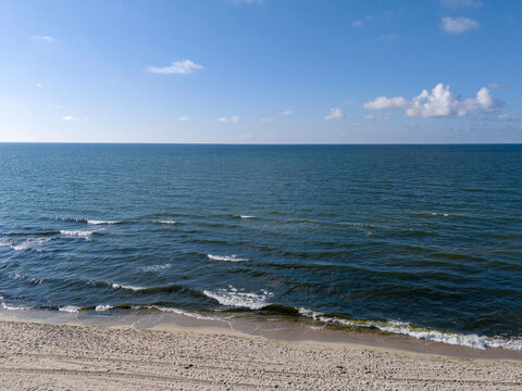 Zdjęcie lotnicze plaży nad morzem. Mierzeja Wiślana nad morzem Bałtyckim