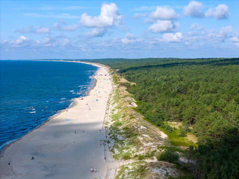 Zdjęcie lotnicze plaży nad morzem. Mierzeja Wiślana nad morzem Bałtyckim