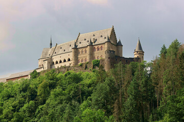Burg Vianden auf einem Hügel oberhalb des Ortes Vianden in Luxemburg 