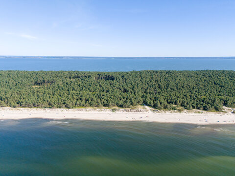 Zdjęcie lotnicze plaży nad morzem. Mierzeja Wiślana nad morzem Bałtyckim
