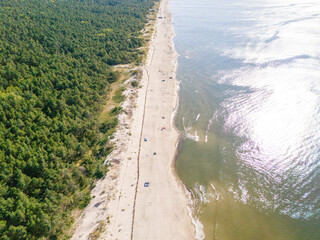 Zdjęcie lotnicze plaży nad morzem. Mierzeja Wiślana nad morzem Bałtyckim