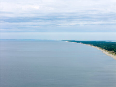 Zdjęcie lotnicze plaży nad morzem. Mierzeja Wiślana nad morzem Bałtyckim