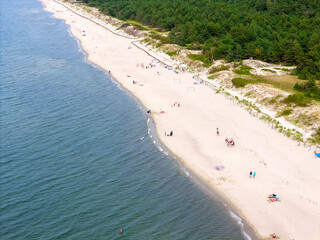 Zdjęcie lotnicze plaży nad morzem. Mierzeja Wiślana nad morzem Bałtyckim © hunter76
